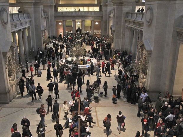 Visitantes na entrada do Metropolitan Museum, em Nova York (Foto: AP Photo/Mary Altaffer)