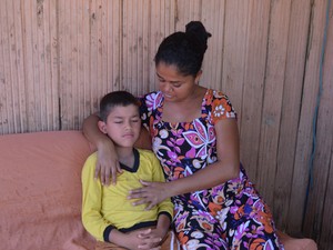 Sílvia acompanhada do filho que está com suspeita da doença (Foto: Cassio Albuquerque/G1)
