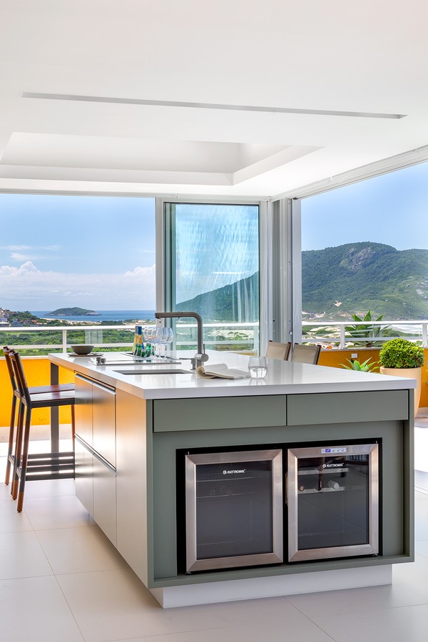 Cobertura de 300 m² tem bossa nova, cozinha gourmet com vista e materiais naturais (Foto: Fabio Jr Severo)