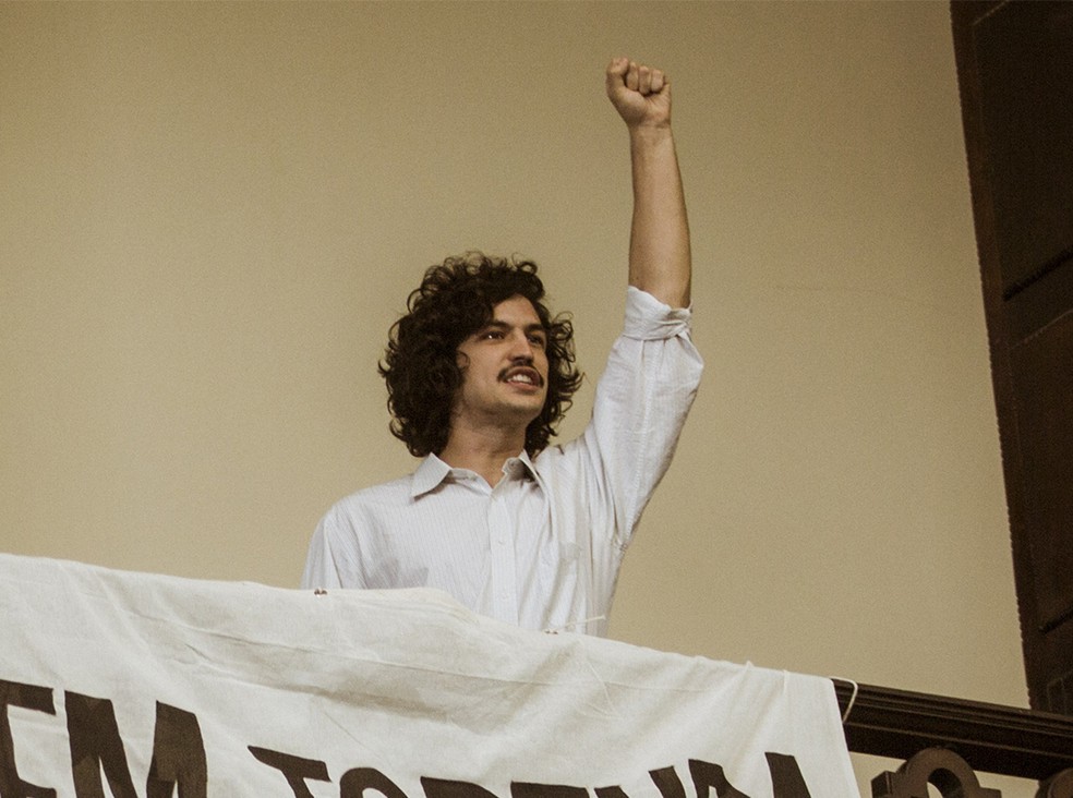 Gustavo se manifesta do segundo andar do salão e exibe uma faixa imensa com crítica ao delegado (Foto: Raphael Dias/Gshow)