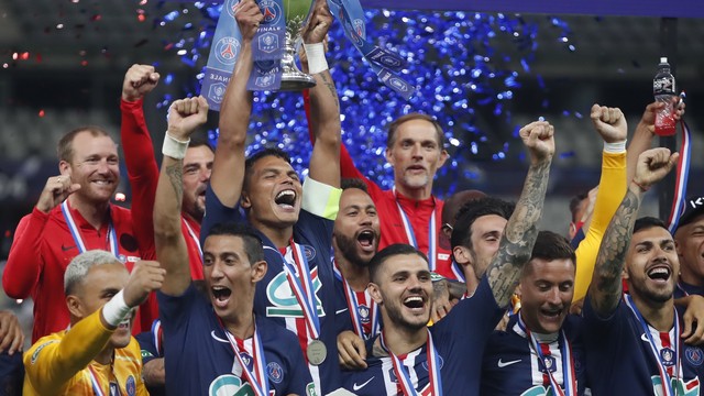 Thiago Silva levanta taça da Copa da França, a 13ª do PSG
