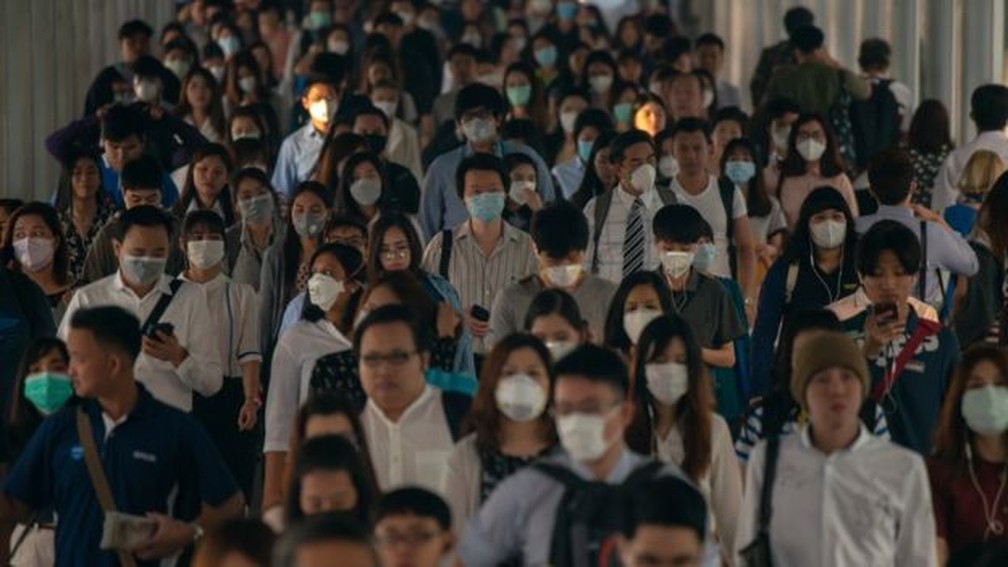 Máscaras do tipo cirúrgico ajudam a proteger de respingos de espirros e tosses, mas não evitam completamente a contaminação área — Foto: Getty Images