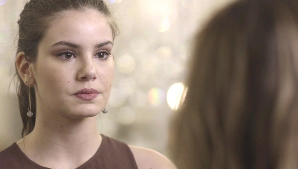 Luíza não esconde a insatisfação ao ver... (Foto: TV Globo)