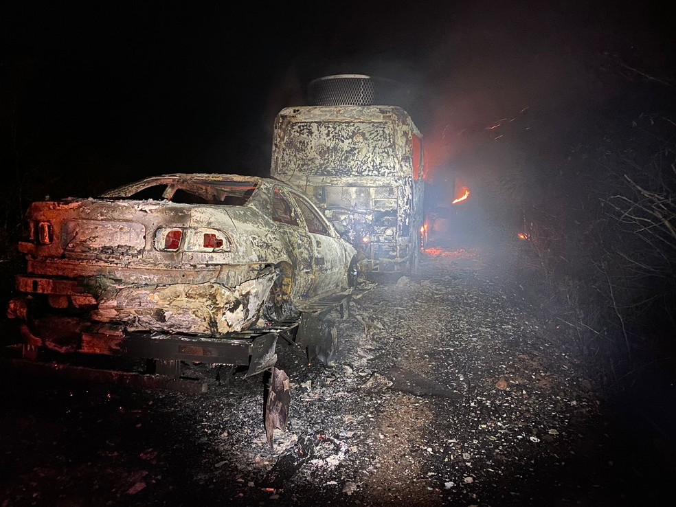 Incêndio destrói ônibus e carro na BR-316, no Norte do Piauí   — Foto: Divulgação/PRF