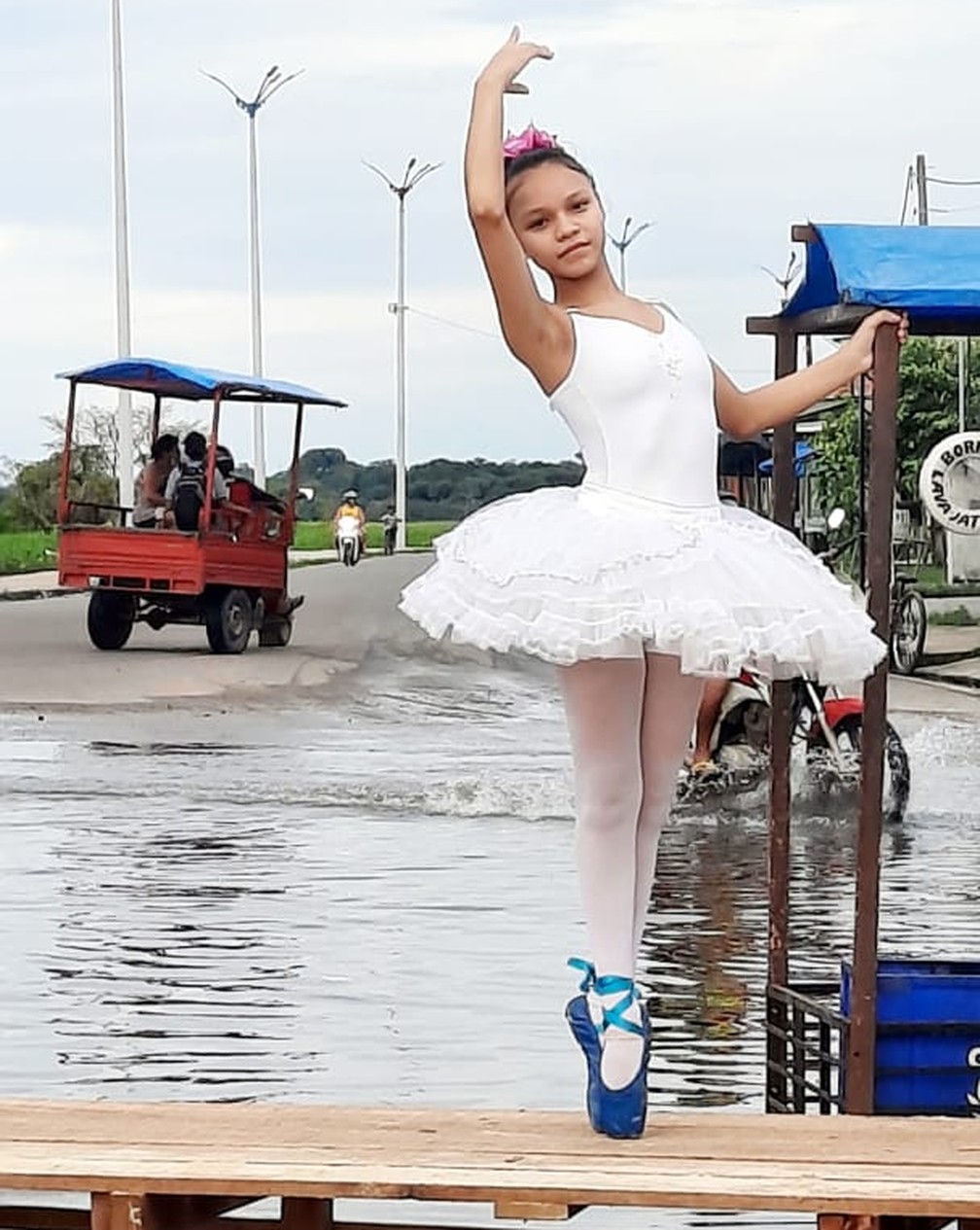 Em meio à cheia, bailarina faz ensaio fotográfico em Parintins. — Foto: Gledson Oliveira