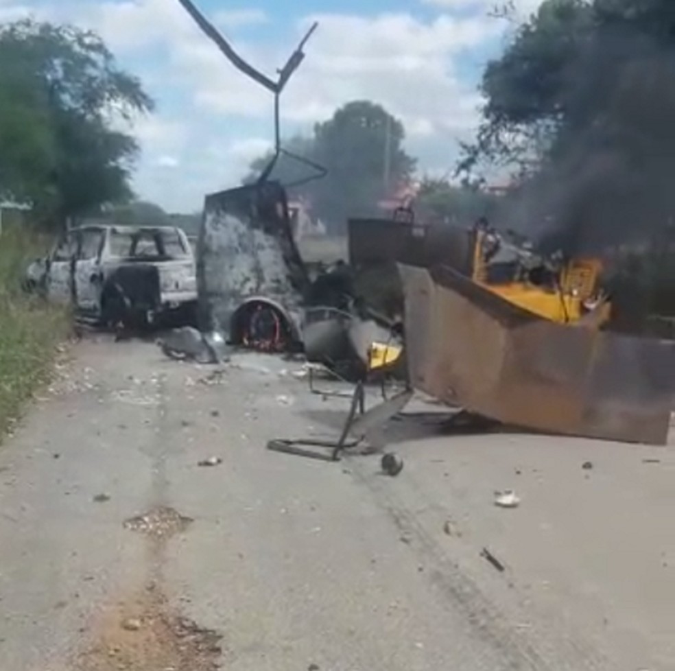 Carro-forte foi explodido por criminosos em estrada da região Seridó potiguar — Foto: Reprodução