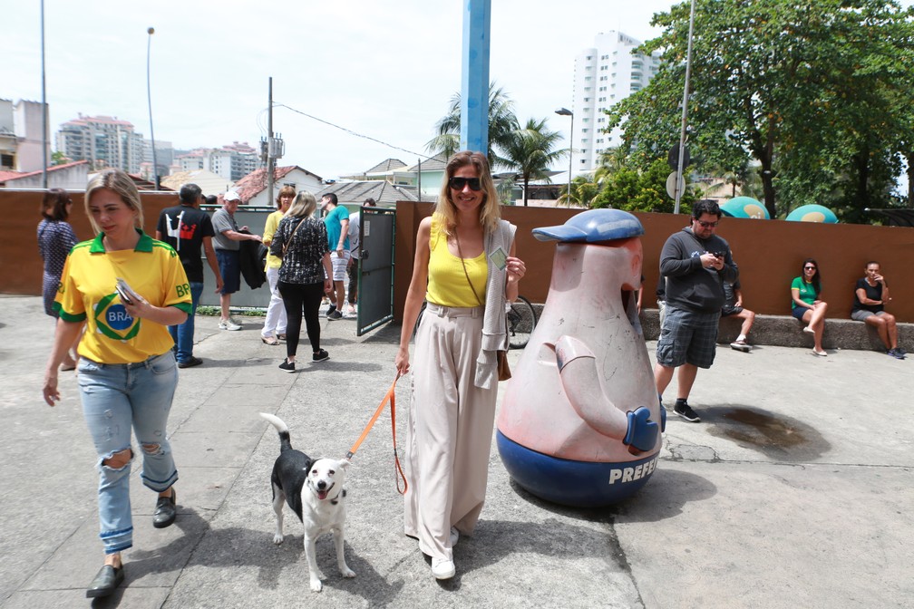 Ellen Jabour vota na Barra da Tijuca e leva seu cachorrinho — Foto: Dilson Silva/AgNews