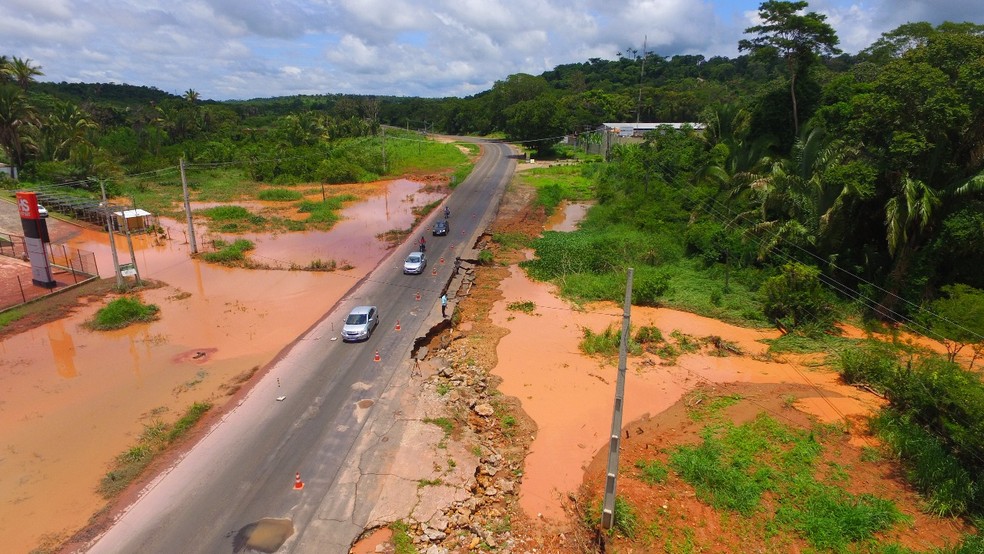 Trânsito segue tranquilo na BR 343 sentido Altos/ Teresina e Departamento de Estradas de Rodovias do Piauí (DER-PI) analisa o desmoronamento.   (Foto: Divulgação/ PRF)
