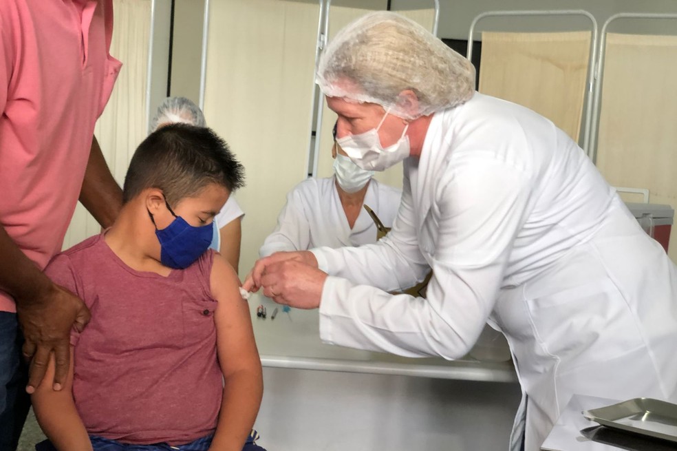Antônio, de 11 anos, foi a primeira crianças vacinada contra Covid-19 em Varginha (MG) — Foto: Déborah Morato/EPTV