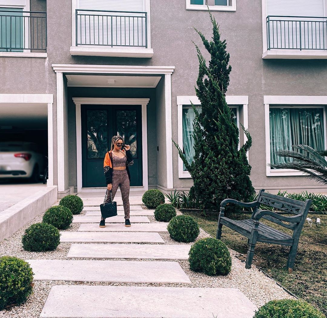 Lexa posa na frente de mansão (Foto: Reprodução/Instagram)