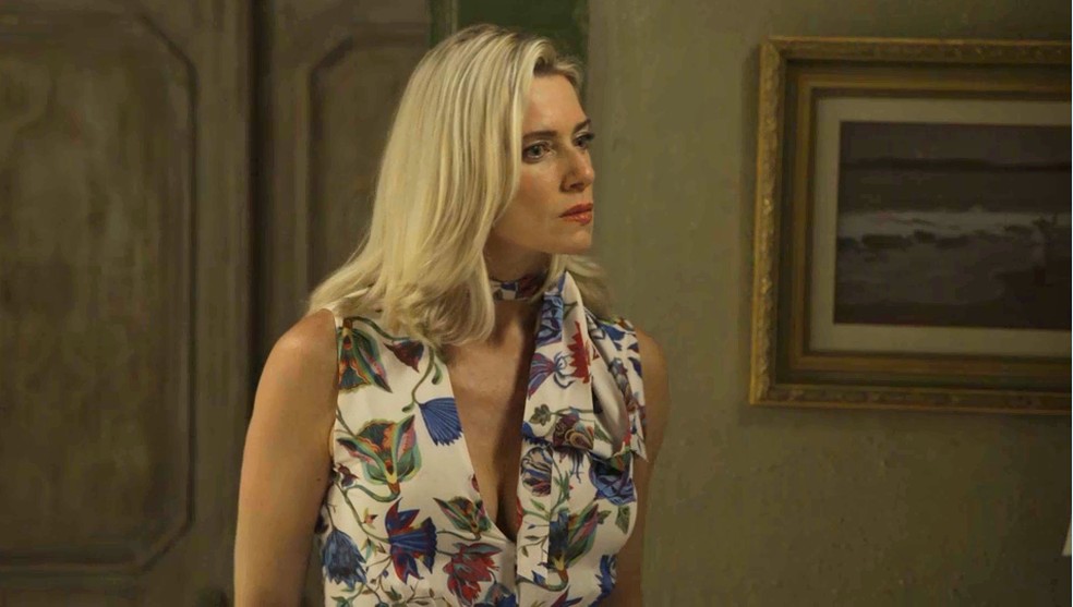 Marilda (LetÃ­cia Spiller) fica desconfiada depois que Eurico (Dan Stulbach) 'nega fogo' na cama, em 'O SÃ©timo GuardiÃ£o' â Foto: TV Globo