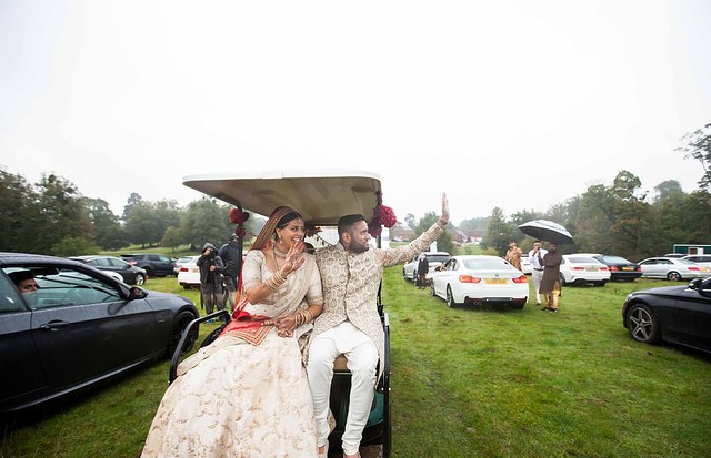 250 convidados assistem em Audis, Land Rovers e Lamborghinis um casamento drive-in (Foto: i-maani wedding photography)