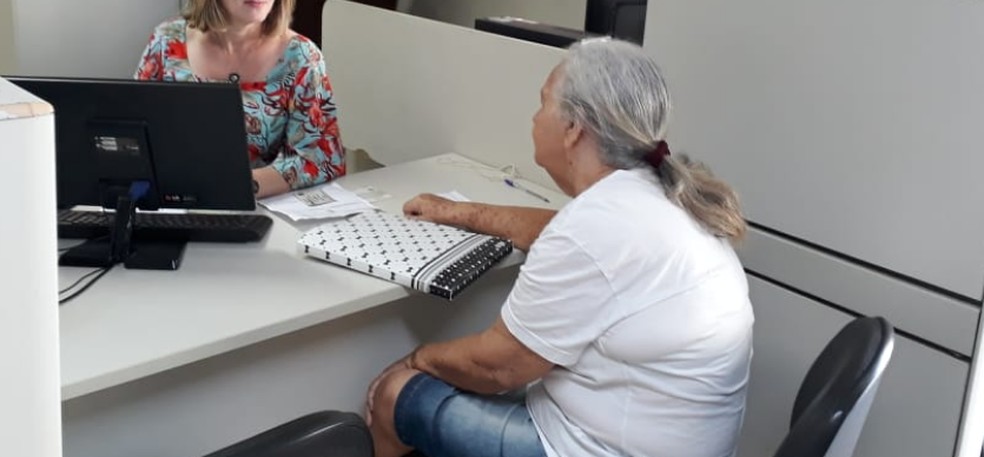 Atendimento a aposentados e pensionistas no Iperon — Foto: Jéssie Dias/Secom