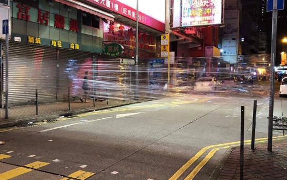 Barreiras de plástico transparentes em cruzamentos de Hong Kong — Foto: Reprodução/Facebook/Rennes DTR
