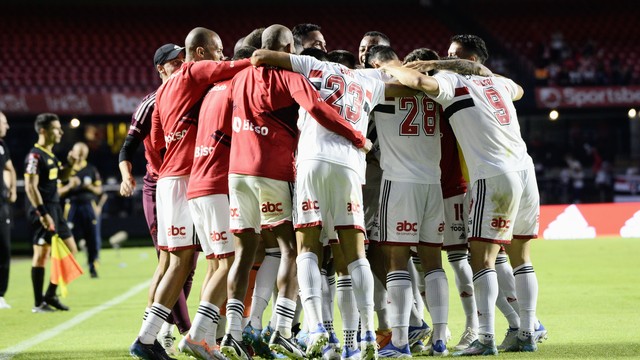 Jogadores do S&atilde;o Paulo festejam virada sobre o Cuiab&aacute;