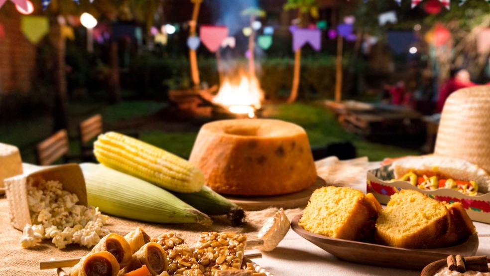 Mesa de alimentos à base de milho, típicos de festas de São João — Foto: Arraiá de Águas Claras/Divulgação