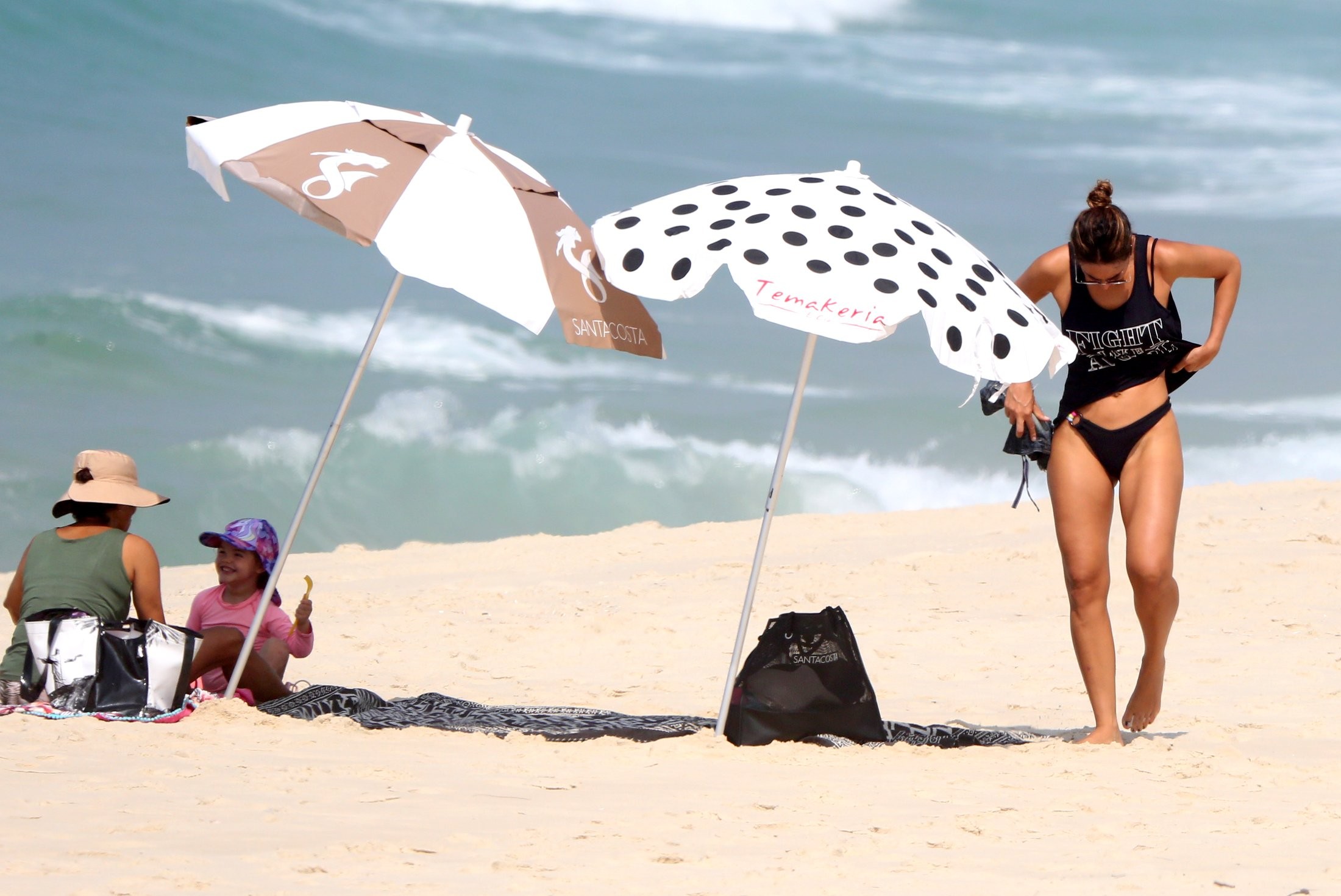 Débora Nascimento e a filha, Bella, em praia carioca (Foto: Dilson Silva/AgNews)