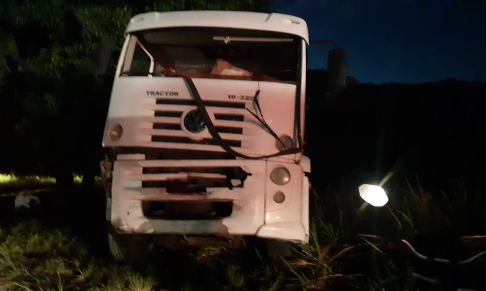 Caminhão entrou na contramão na BR-101 e provocou o acidente, segundo a PRF — Foto: Polícia Rodoviária Federal/Divulgação