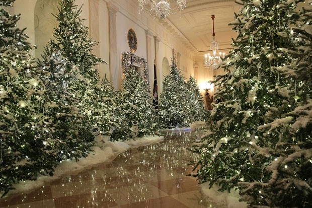WASHINGTON, DC - NOVEMBER 27:  The Cross Hall at the White House during a press preview of the 2017 holiday decorations November 27, 2017 in Washington, DC. The theme of the White House holiday decorations this year is "Time-Honored Traditions."  (Photo b (Foto: Getty Images)