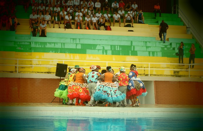Quadrilha junina visita nadadores olímpicos (Foto: Divulgação/SETESP)
