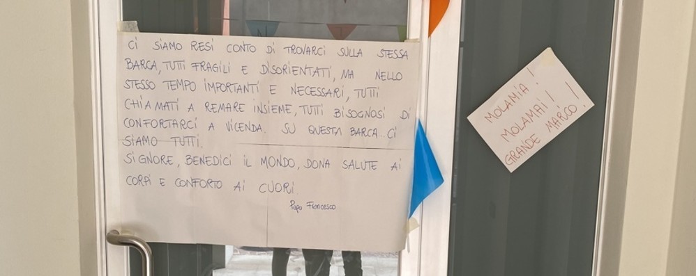 Marco Carrara foi recebido em casa com cartaz com frase do Papa Francisco (Foto: Reprodução)