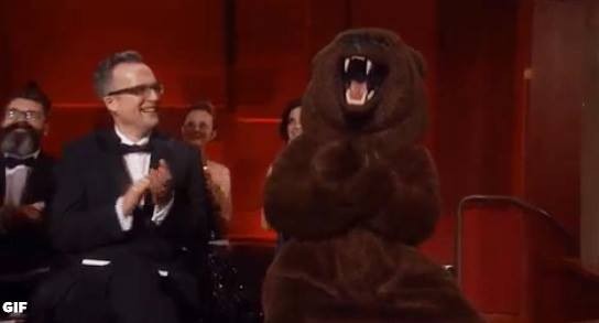 Urso aparece na plateia do Oscar (Foto: Reprodução)
