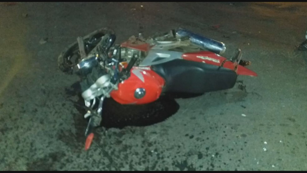 Motociclista morre após acidente com carro dirigido por bombeiro, na Ceilândia, no Distrito Federal — Foto: TV Globo/Reprodução