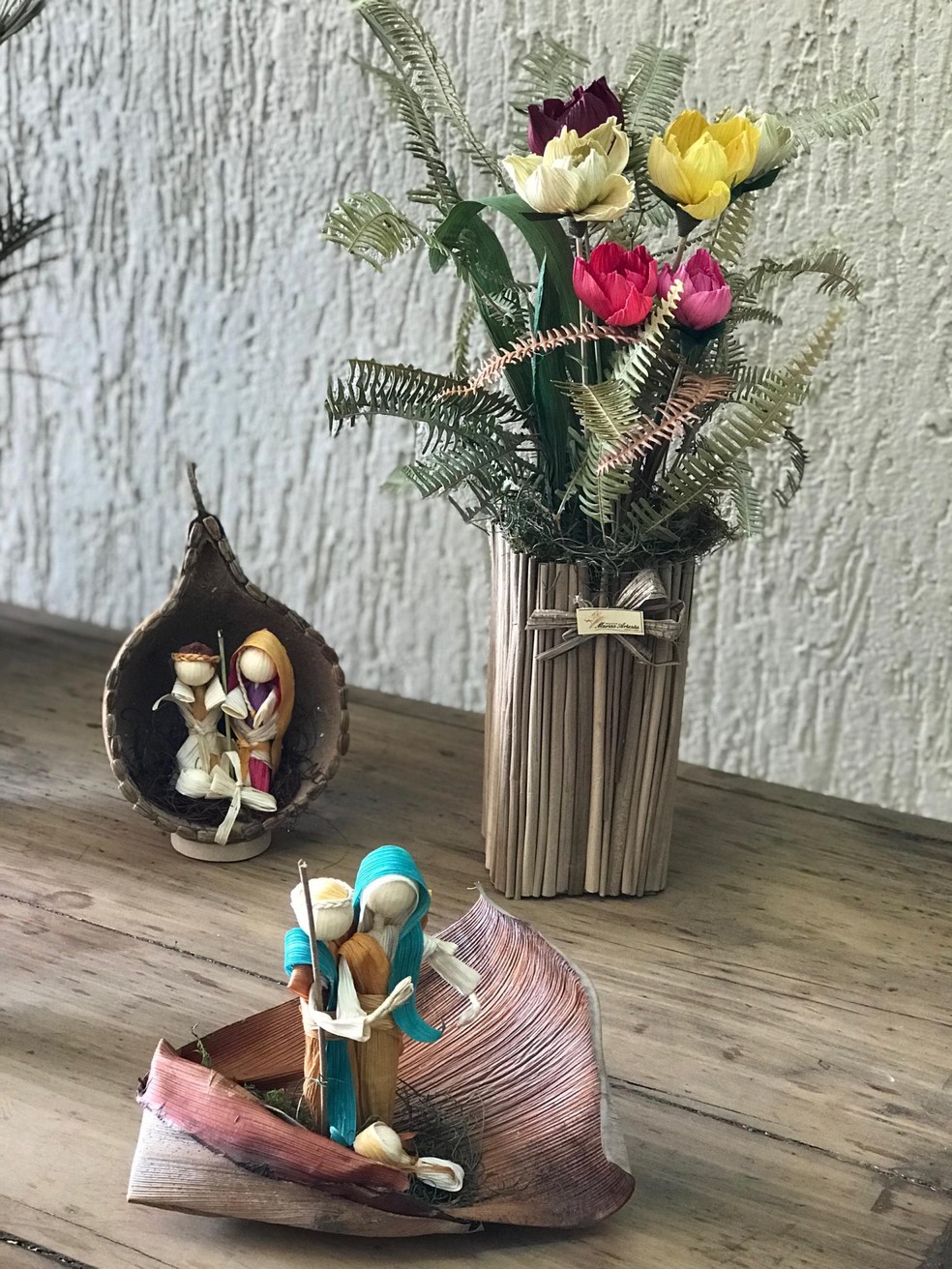 Além dos enfeites de Natal, elas também produzem flores e itens de decoração (Foto: Prefeitura de Patos de Minas/Divulgação)