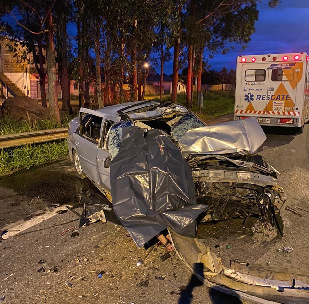 Motorista morre após bater em carreta e ser arremessado de carro na BR-116 — Foto: Reprodução/TV Bahia