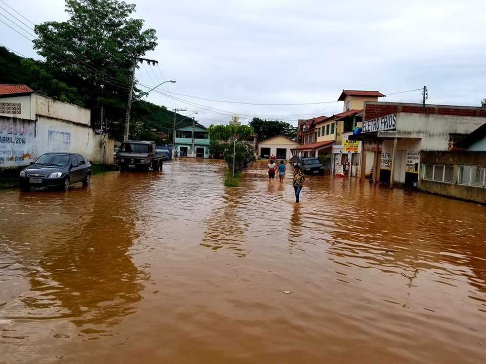 Barra de Manhuaçu é um dos pontos alagados em Aimorés — Foto: Stéphano Mattos/Arquivo Pessoal