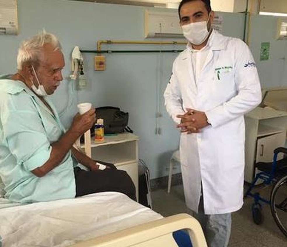 Idoso Manoel José da Silva, de 81 anos, recebeu alta e se curou de coronavírus — Foto: Eliatan Nogueira/Arquivo pessoal
