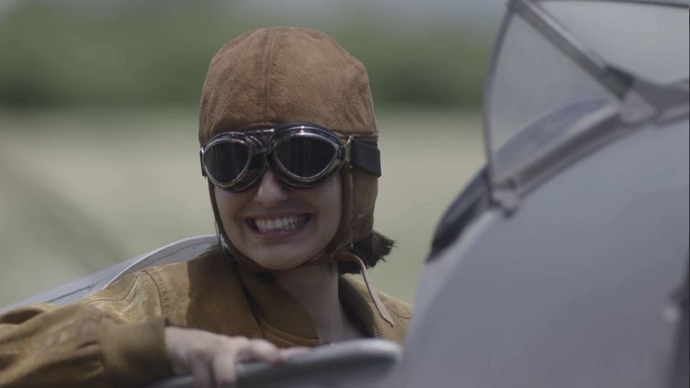 Justina (Julia Stockler) voa pelo céu de Itapetininga em 'Éramos Seis' — Foto: Globo