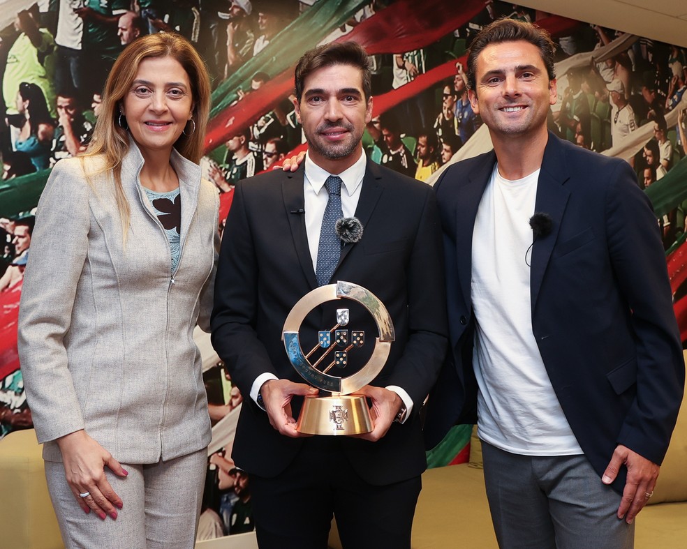 Abel Ferreira, do Palmeiras, recebe prêmio da Federação Portuguesa