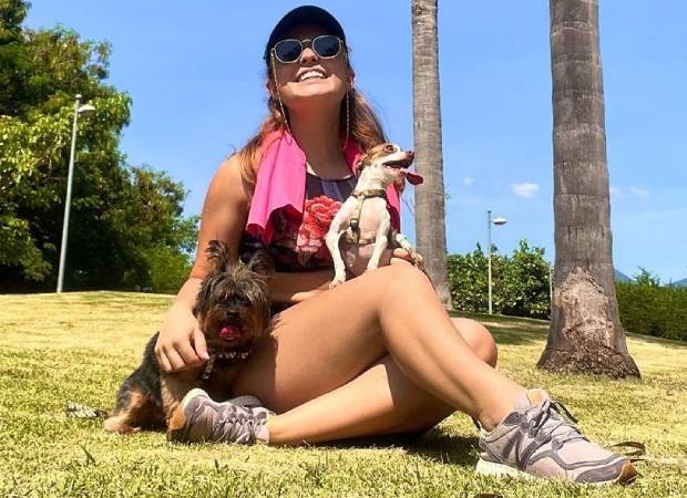 Larissa Manoela leva cachorros para passearem em parque (Foto: Instagram/@larissamanoela/Reprodução)