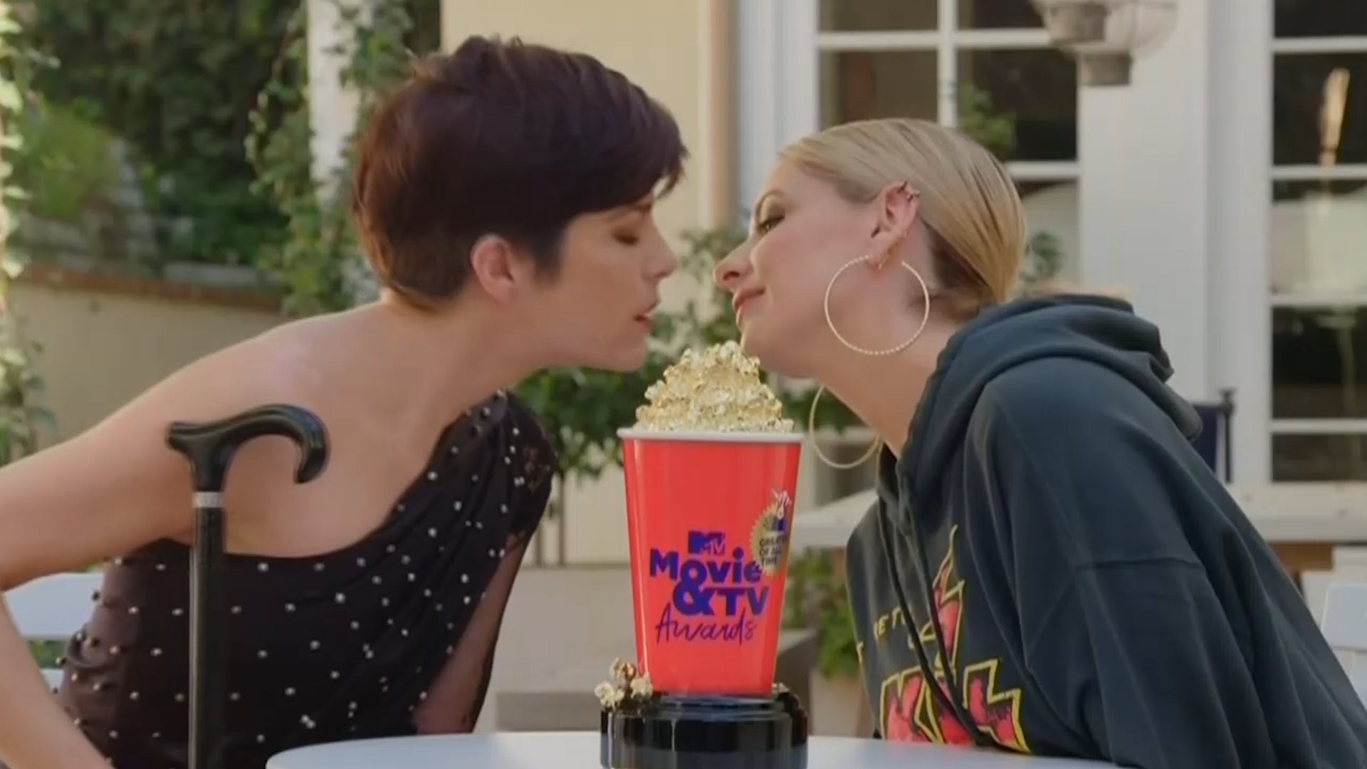 Sarah Michelle Gellar e Selma Blair recriam beijo de Segundas Intenções no MTV Movie & TV Awards (Foto: Twitter)
