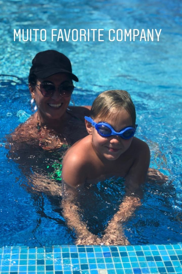 Davi Lucca aproveita o dia para nadar com a vovó Nadine Gonçalves (Foto: Reprodução/Instagram)
