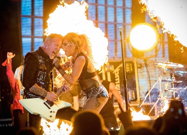 O músico do Metallica James Hetfield e a cantora Lady Gaga no Grammy 2017 (Foto: Getty Images)