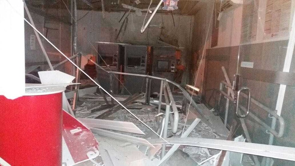 Banco ficou destru&iacute;do durante a&ccedil;&atilde;o criminosa na madrugada desta quinta-feira (Foto: Edimar Carvalho/Arquivo Pessoal)