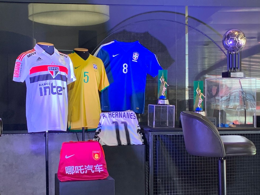 Algumas das camisas usadas por Hernanes — Foto: Henrique Toth