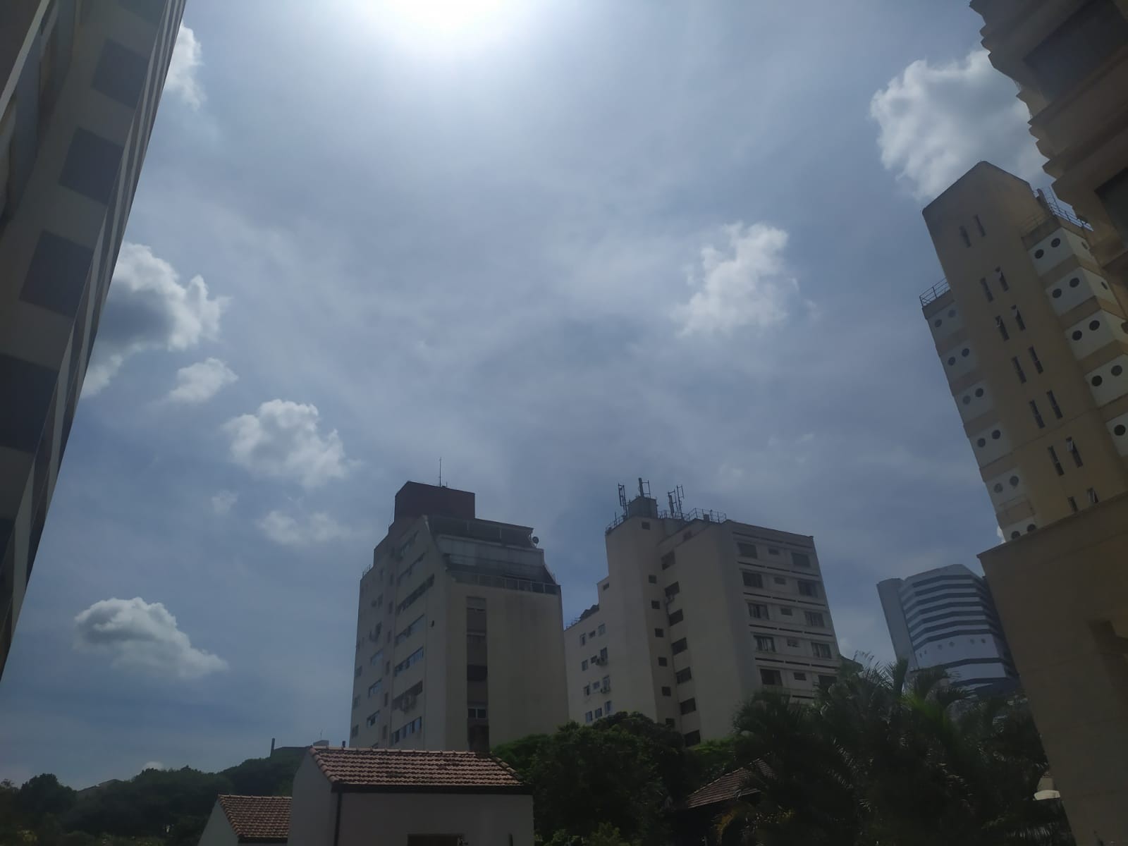 SP entra em alerta vermelho para  previsão de chuvas, ventos fortes e queda de temperatura neste sábado