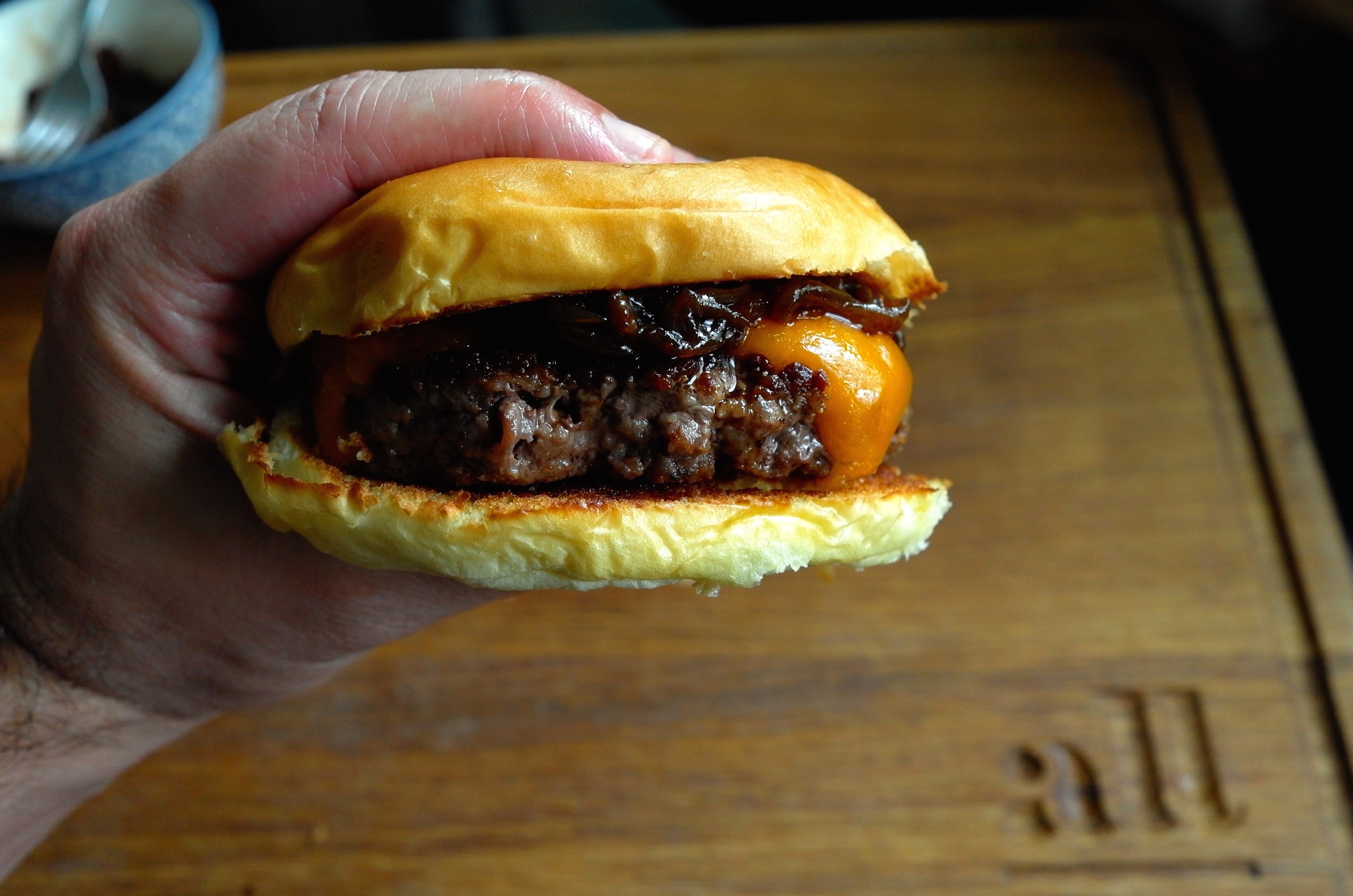 Burger de short rib e cebola  caramelizada (Foto: Divulgação)