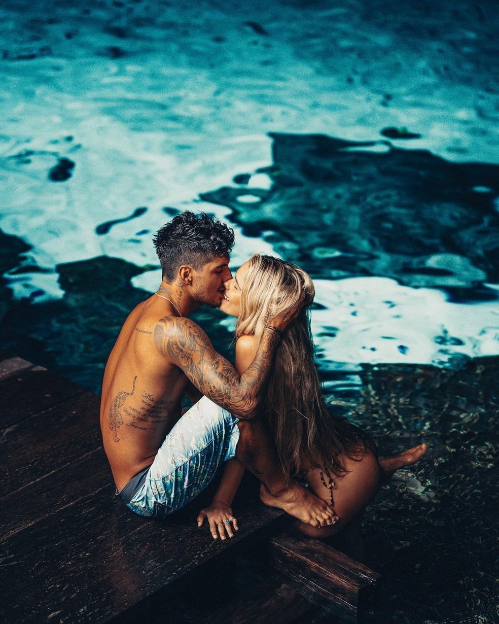 Yasmin e Gabriel Medina se amam em águas cristalinas  — Foto: Lucas Pinhel/Divulgação