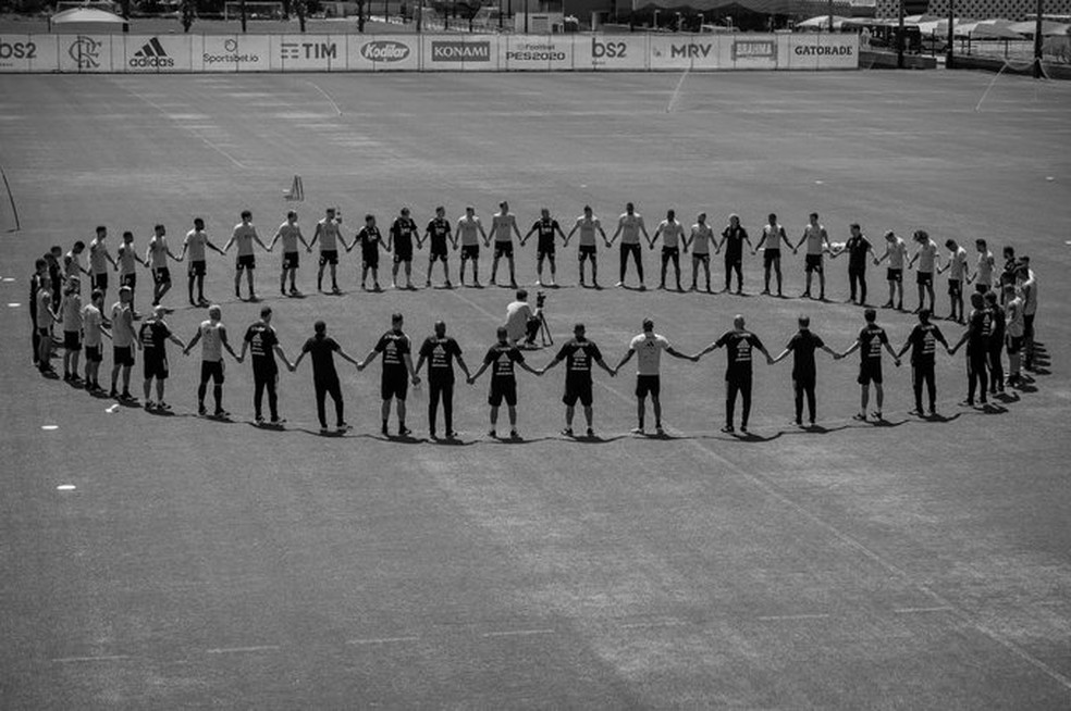 Jogadores do Flamengo fazem homenagem a vítimas do Ninho — Foto: Alexandre Vidal / Flamengo