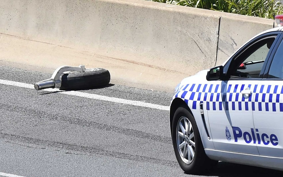 Roda do trem de pouso da aeronave foi parar numa rodovia de Melbourne. (Foto: Mal Fairclough / AFP Photo)