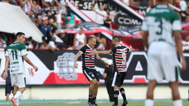 Emerson Galego e Pipico comemoram gol do Santa Cruz sobre o Sousa-PB
