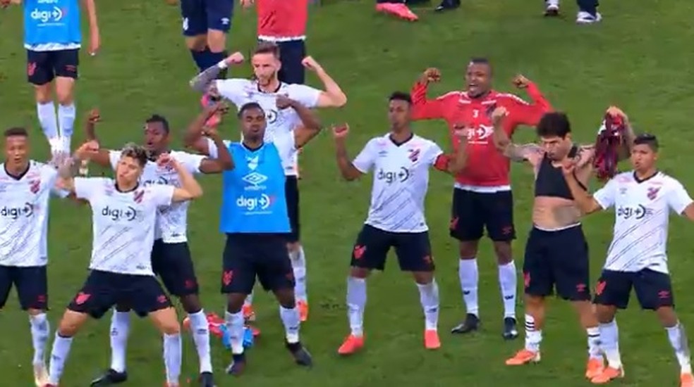 Jogadores do Athletico provocam no Maracanã... — Foto: Reprodução