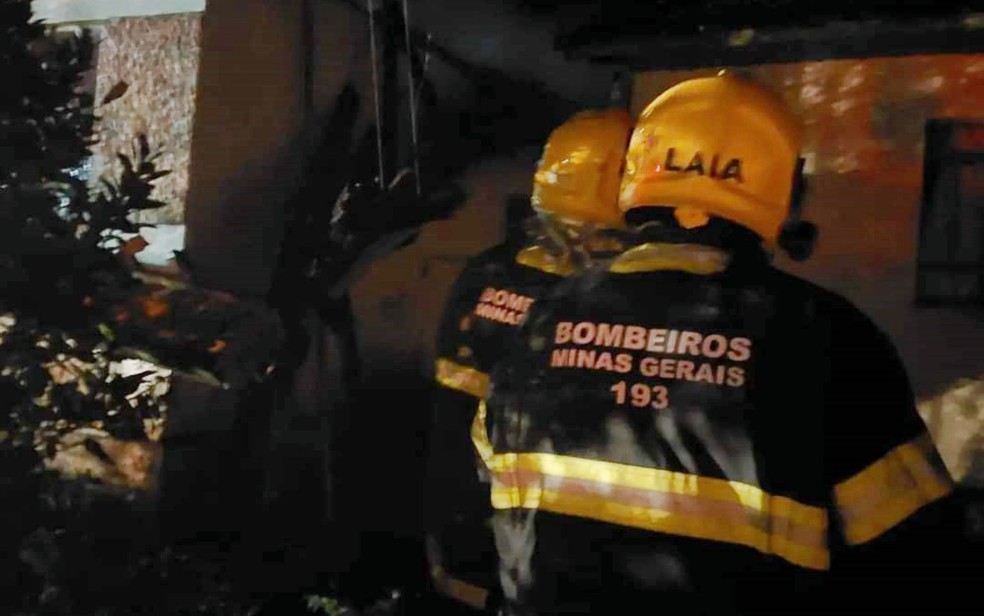 Casa fica destruída após pegar fogo na zona rural de Muzambinho; há suspeita de incêndio criminoso — Foto: Corpo de Bombeiros