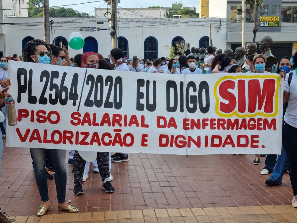 Profissionais da enfermagem fazem manifestação em Cuiabá a favor de PL que institui piso salarial e jornada de 30h semanais | Mato Grosso | G1