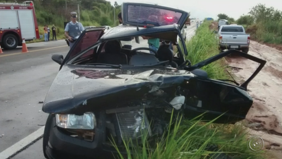 Carros bateram de frente em Oriente (Foto: Reprodução/TV TEM)