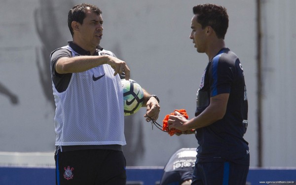 Treino do Corinthians no feriado tem testes na escalação, gritos e bolas paradas